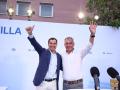 El presidente de la Junta de Andalucía, Juanma Moreno, junto al candidato del PP en Sevilla, José Luis Sanz, en el acto de inicio de campaña