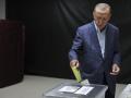 Istanbul (Turkey), 14/05/2023.- Turkish President Tayyip Erdogan casts a ballot at a polling station in Istanbul, Turkey, 14 May 2023. (Turquía, Estanbul) EFE/EPA/UMIT BEKTAS / POOL