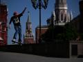 Un patinador realiza un truco en la plaza Manezhnaya, justo al lado del Kremlin, Moscú