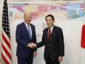 El presidente de los EE.UU., Joe Biden es recibido por el primer ministro de Japón, Fumio Kishida en Hiroshima