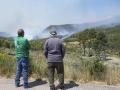 Dos vecinos de Pinofranqueado observan el incendio