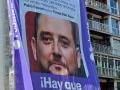 Lona de Podemos en el barrio de Salamanca señalando al hermano de Ayuso