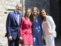 GALES (REINO UNIDO), 20/05/2023.- Los Reyes Felipe y Letizia posan junto a sus hijas la princesa Leonor y la infanta Sofía, momentos antes de asistir al acto de graduación de la Princesa de Asturias, con el que concluye este sábado su estancia de dos años en el UWC Atlantic College de Gales (Reino Unido), en el que ha estudiado en régimen de internado los dos cursos de bachillerato internacional. EFE/Casa Real/Francisco Gómez -SOLO USO EDITORIAL/SOLO DISPONIBLE PARA ILUSTRAR LA NOTICIA QUE ACOMPAÑA (CRÉDITO OBLIGATORIO)-