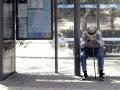 Un pensionista espera el autobús