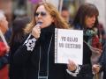 Un funcionaria de la Administración de Justicia con un documento de 'Yo elijo mi destino' durante una manifestación frente al Ministerio que dirige Pilar Llop, a 17 de mayo de 2023, en Madrid (España). Funcionarios de la Administración de Justicia protestan para "endurecer" su postura toda vez que su comité de huelga permanezca a la espera de que se les convoque para una nueva reunión que permita reactivar la negociación que se vio frustrada el pasado 24 de abril. Los sindicatos CSIF, STAJ, CCOO y UGT reclaman una mejora retributiva global de 200 millones de euros -hasta unos 430 euros mensuales por funcionario- tras la oferta de 46,7 millones que presentó el Ministerio la semana pasada para mejorar las retribuciones de jueces y fiscales, lo que se traduce en unos 450 euros al mes.
17 MAYO 2023;MADRID;FUNCIONARIOS ADMINISTRACIÓN;MANIFESTACIÓN;NEGOCIACIÓN
Eduardo Parra / Europa Press
17/5/2023