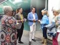 El candidato del PP a la reelección como alcalde de Córdoba, José María Bellido, conversa con vecinas de Ciudad Jardín en compañía de integrantes de su candidatura