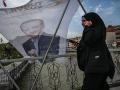 Una mujer pasa junto a una bandera del presidente turco Recep Tayyip Erdogan