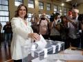 La alcaldesa de Barcelona y candidata de Barcelona en Comú a la reelección, Ada Colau, vota en el Centro Cívico La Sedeta, este domingo