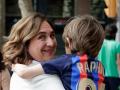 La alcaldesa de Barcelona y candidata de Barcelona en Comú a la reelección, Ada Colau, con su hijo Gael en brazos