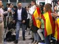 El líder de VOX Santiago Abascal (i) comparece ante la prensa para comentar los resultados electorales, hoy domingo en Madrid.