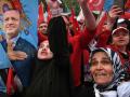 Los partidarios del presidente turco ondean una bandera que representa a Recep Tayyip Erdogan