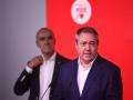 El secretario general del PSOE andaluz, Juan Espadas, tras el 28-M, con Antonio Muñoz al fondo