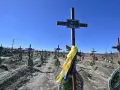 Una fotografía muestra una cruz en la tumba de una persona local no identificada, con el número 168, que fue asesinada en la ciudad ucraniana de Bucha, al noroeste de Kiev, el 30 de marzo de 2023, un día antes de la celebración del primer aniversario de la liberación de Bucha. de las tropas rusas el 31 de marzo. FOTO: AFP