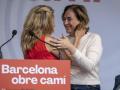 Yolanda Díaz, abraza a Ada Colau, en un mitin en Barcelona