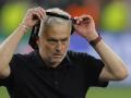 El entrenador de la Roma, Jose Mourinho, regala a los aficionados tras perder la final de la UEFA Europa League entre el Sevilla FC y la AS Roma