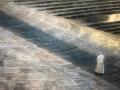 El Papa Francisco camina solo en san Pedro del Vaticano, el 27