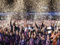 Las jugadoras del Barcelona levantan la Champions