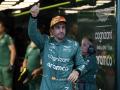 Fernando Alonso saluda a los aficionados desplazados al Gran Premio de España
