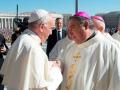 El obispo de Canarias, José mazuelos, saluda al Papa Francisco