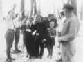 Joseph y Magda el día de su boda. Adolf Hitler, quien figura detrás de la pareja, sirvió como padrino del novio