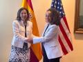 La ministra de Defensa, Margarita Robles, rubrica el acuerdo sobre Rota con la embajadora estadounidense