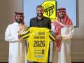 Benzema posa con los dirigentes de su nuevo equipo, el Al-Ittihad