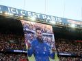 El PSG apoyó a Sergio Rico con una gran lona en su estadio