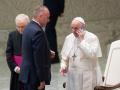 El Papa Francisco habla por teléfono al final de una audiencia