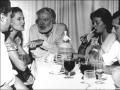 Ernest Hemingway y Antonio Ordóñez junto a su mujer Carmen Dominguín (a la derecha)