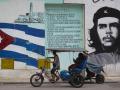 Un bicitaxi frente de la imagen del Che Guevara