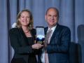 El presidente de MSCI Inc, Henry A. Fernandez, entrega la medalla del Foreign Policy Association 2023 a Nadia Calviño