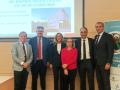 Equipo de dirección del Hospital San Juan de Dios con el doctor Muñoz Casares y representantes de la AECC Córdoba