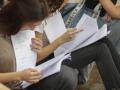 Varios alumnos dan el último repaso antes de comenzar los exámenes de la Evaluación del Bachillerato para el Acceso a la Universidad (EBAU)