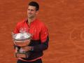 Novak Djokovic posa con la Copa de los Mosqueteros mientras escucha el himno nacional de Serbia