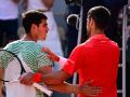 Carlos Alcaraz y Novak Djokovic se saludan en la red