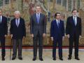 El Rey Felipe VI posa junto a los expresidentes del Gobierno de España José Luis Rodríguez Zapatero (i), Felipe González (2i), José María Aznar (2d) y Mariano Rajoy (d) durante la reunión del Patronato del Real Instituto Elcano que ha presidiso el rey Felipe VI en el Palacio de El Pardo en Madrid, este lunes. EFE/ J.J. Guillén