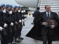 Silvio Berlusconi, sale de su avión a su llegada al aeropuerto de Lisboa