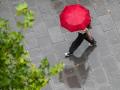 Una persona camina bajo la lluvia en Zaragoza
