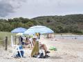 Bañistas en la playa de Es Grau de Menorca