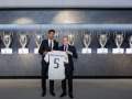 Jude Bellingham posa junto a Florentino Perez en su presentación como nuevo jugador del Real Madrid