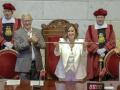 La nueva alcaldesa del Ayuntamiento de Valencia, María José Catalá, con la vara de mando tras recibirla de manos del exalcalde, Joan Ribó (i)