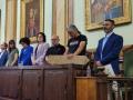 El concejal de la CUP Pere Vidal señala al concejal de Vox con un cartel donde se lee «fascista»