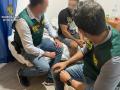 Dos agentes de la Guardia Civil junto al hombre secuestrado durante 11 días entre Alicante y Murcia