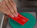 Una persona pasa su título de transporte para acceder al metro.