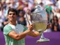 Carlos Alcaraz gana en Queen's y posa con la copa de campeón