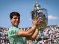 Carlos Alcaraz se ha convertido en el jugador más joven en ganar sobre las tres superficies