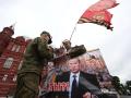 Partidarios del presidente Vladimir Putin portan carteles en la Plaza Roja de Moscú