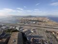 Vista del aeropuerto de Gibraltar con La Línea de la Concepción (Cádiz) de fondo
