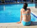 Una mujer en una piscina