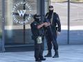Oficiales de policía rusos controlan el acceso a la sede del grupo Wagner en San Petersburgo